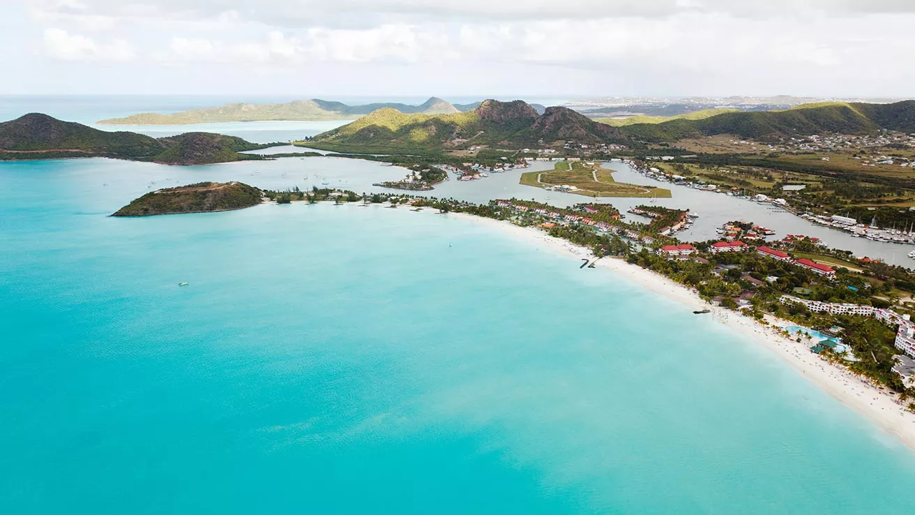 Vue d&#039;un hélicoptère sur Jolly Beach et Jolly Harbour à Antigua