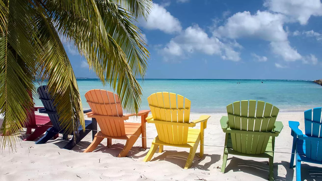 Sillas de colores en la playa Eagle de Aruba Sillas de colores en la playa Eagle de Aruba