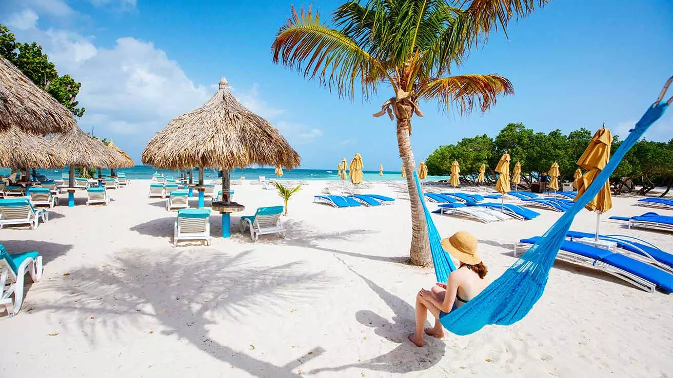 Plage avec des transats sur l&#039;île d&#039;Aruba