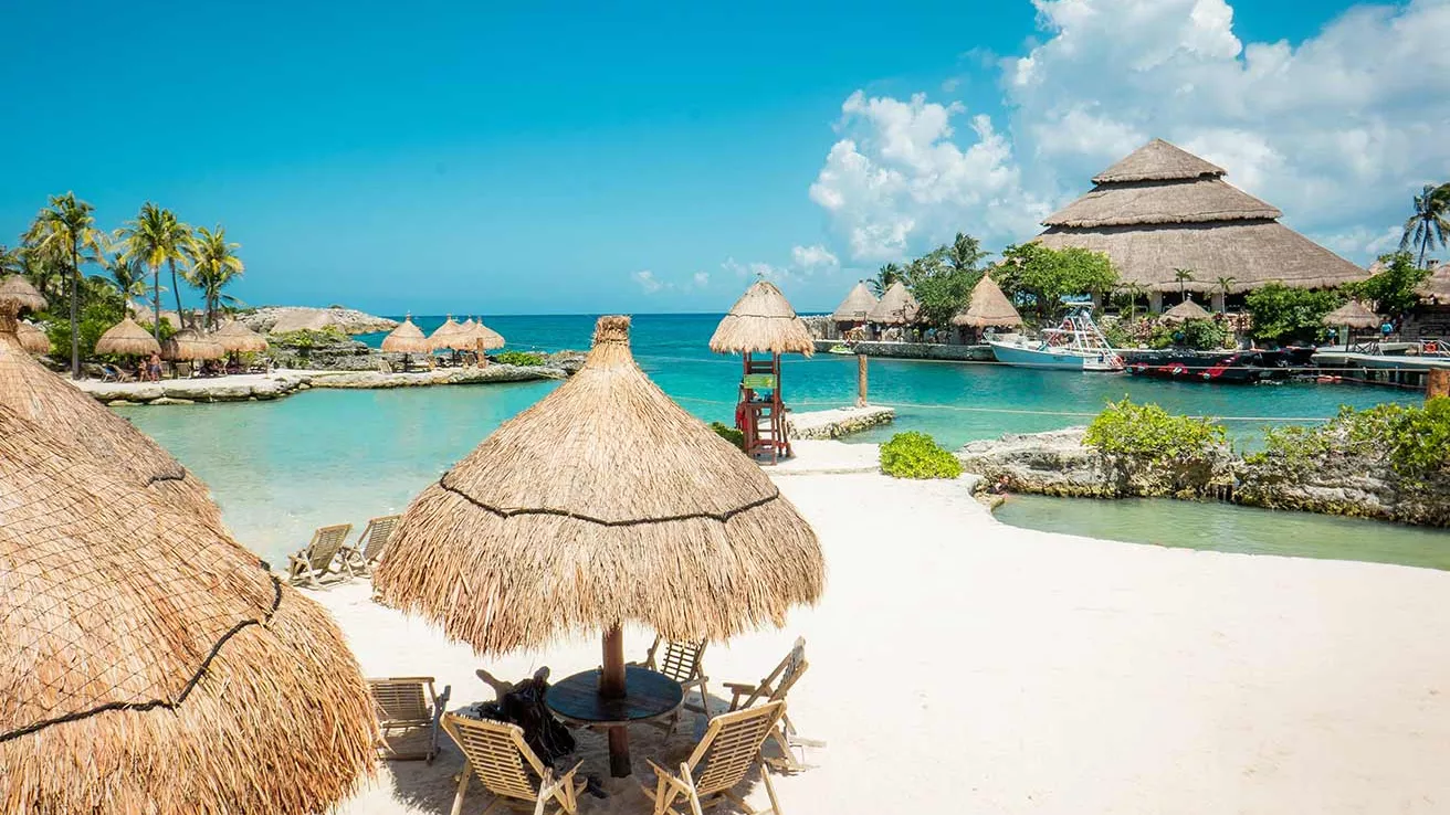 Plage caribéenne et lagon à Cancun au Mexique