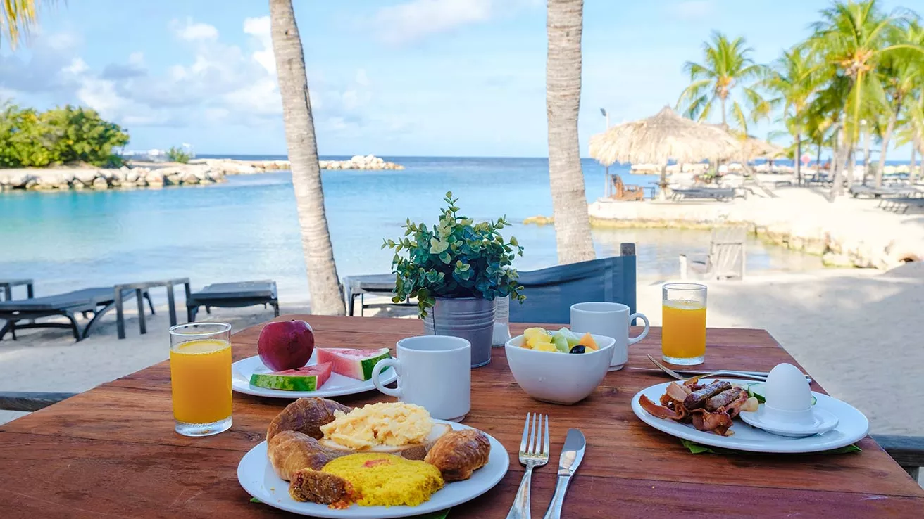 Petit-déjeuner sur la plage de Curacao