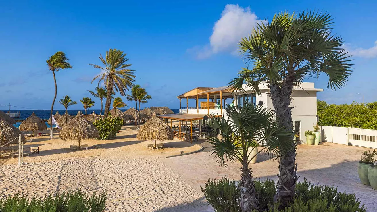 Belle vue sur la plage de sable de l&#039;hôtel à Curaçao