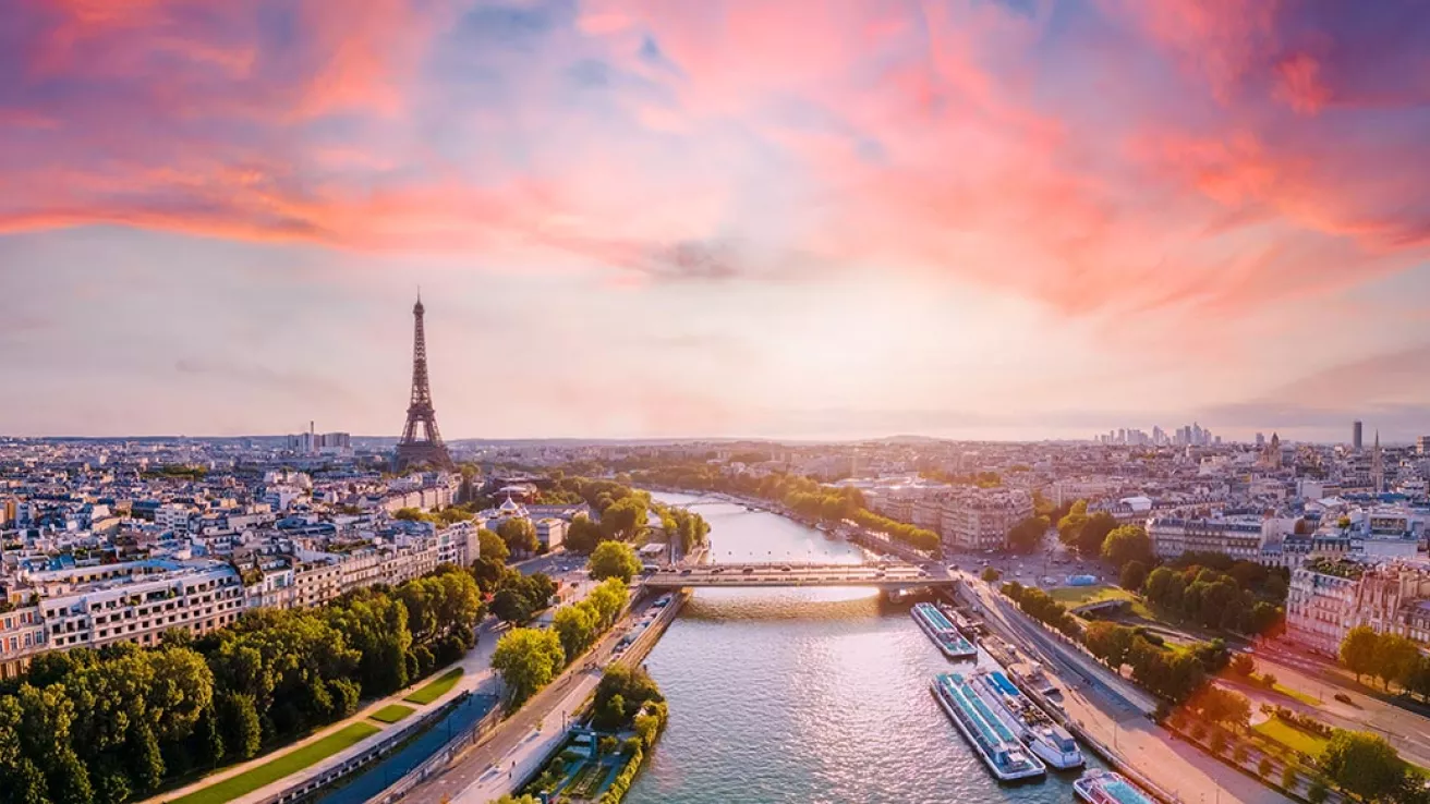 Panorama aérien de Paris avec la Seine et la tour Eiffel en France