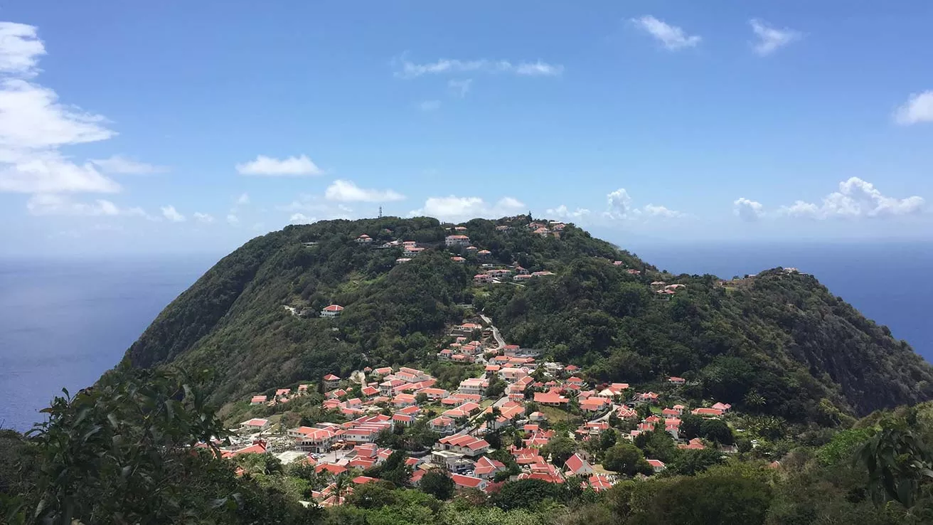 Village de Windwardside sur l&#039;île de Saba