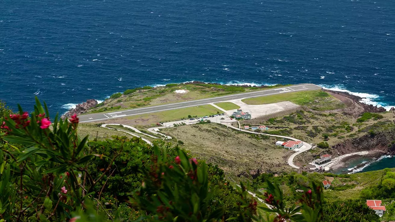 Vue aérienne de l&#039;aéroport de Saba