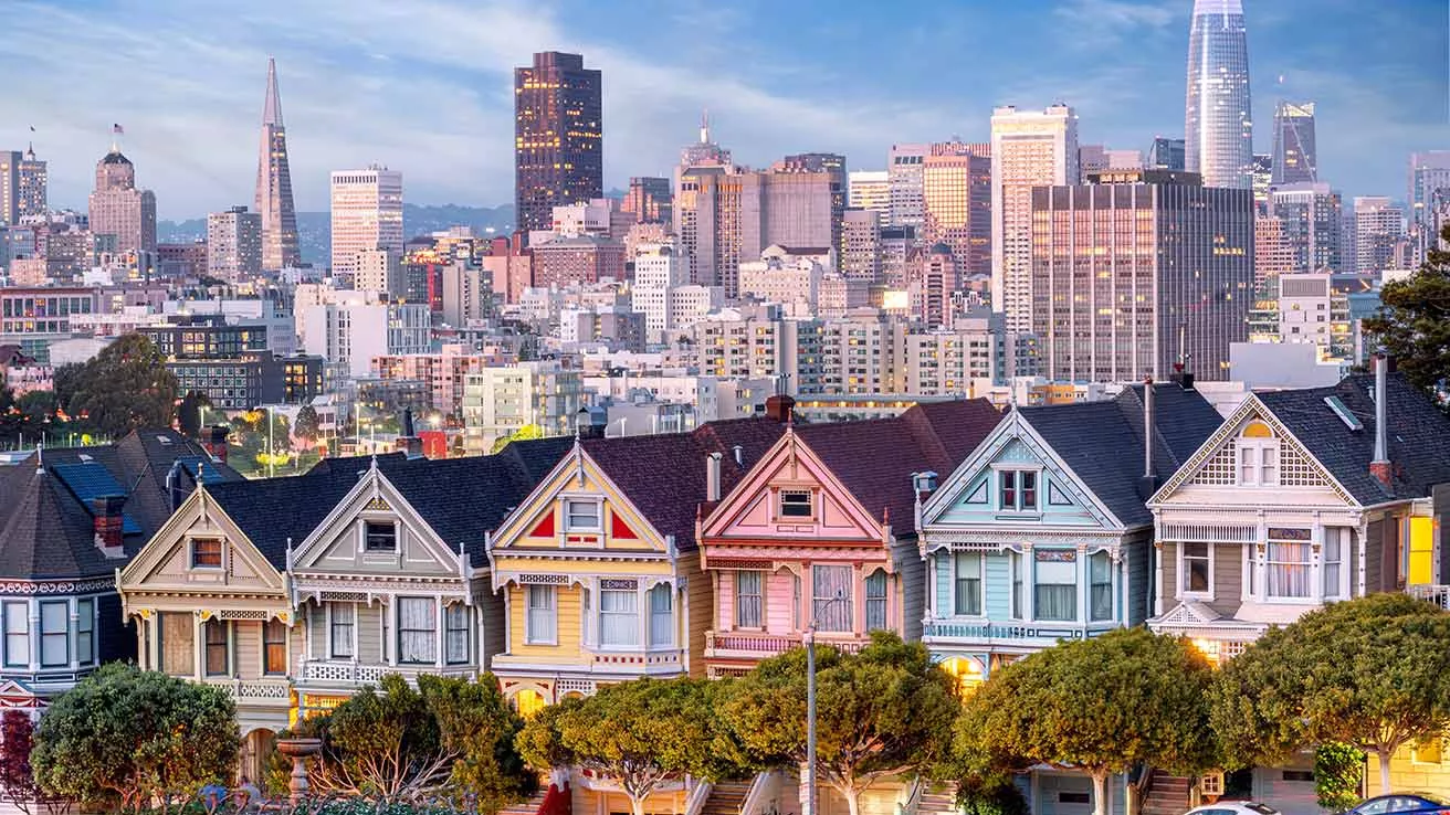 Encaje pintado de casas victorianas en hilera en Alamo Square, San Francisco