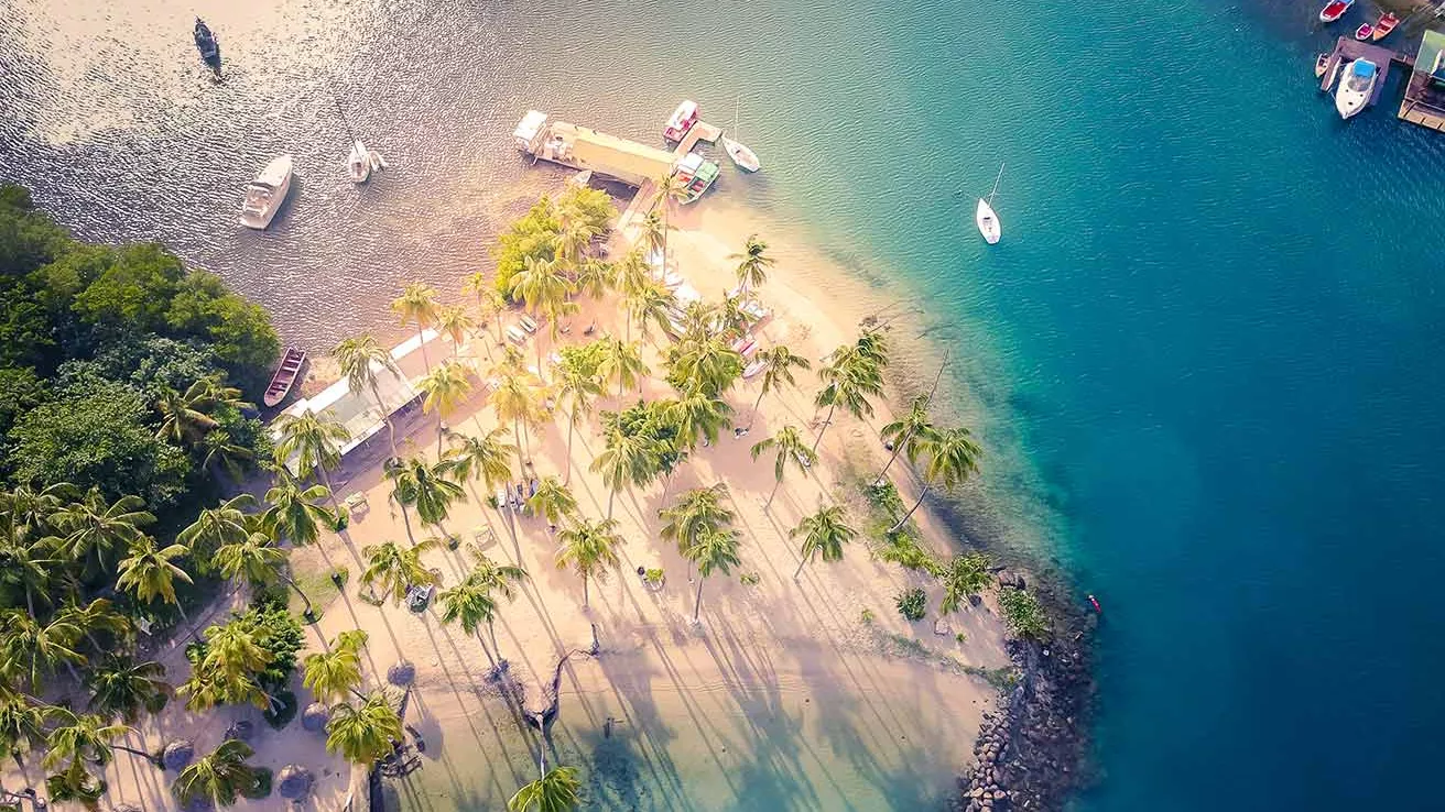 Vue aérienne de la baie de Marigot à Sainte-Lucie