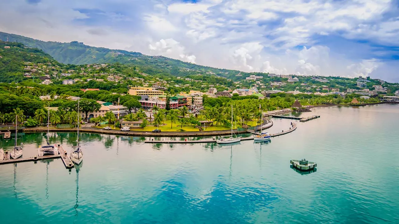 Paysage portuaire panoramique de Papeete à Tahiti