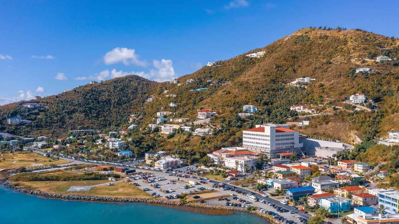 Vue panoramique de la capitale des îles Vierges britanniques à Tortola