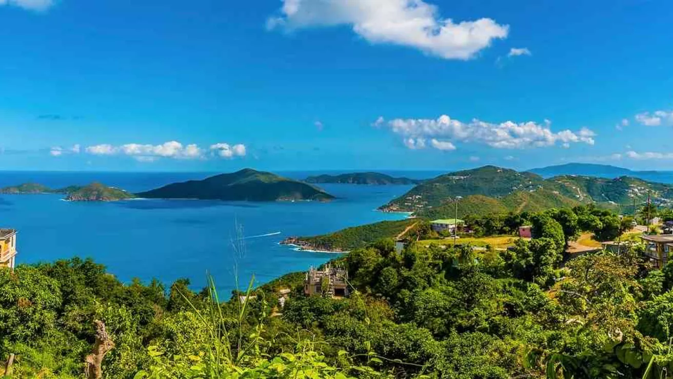 Vue panoramique de Ridge Road vers les îles de Guana, Great Camanoe et Scrub depuis l&#039;île principale de Tortola.