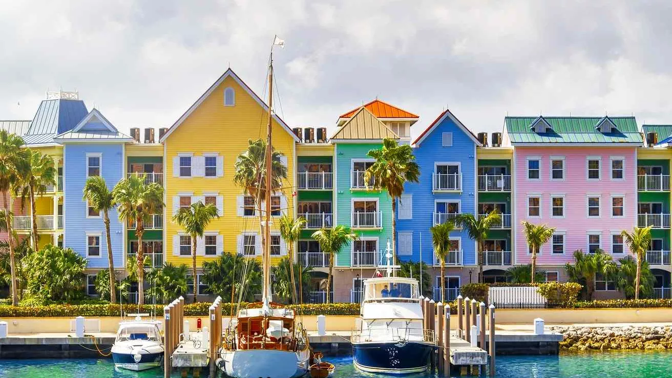 Maisons colorées du littoral de Nassau aux Bahamas