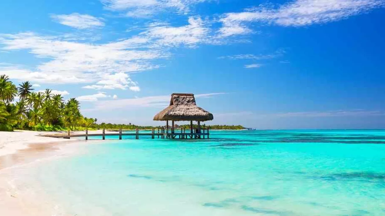 Playa tropical de arena blanca en Punta Cana, República Dominicana