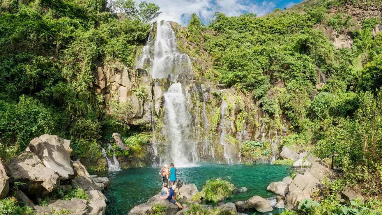 cascade haute et une forêt fraîche en été sur l&#039;île de la Réunion