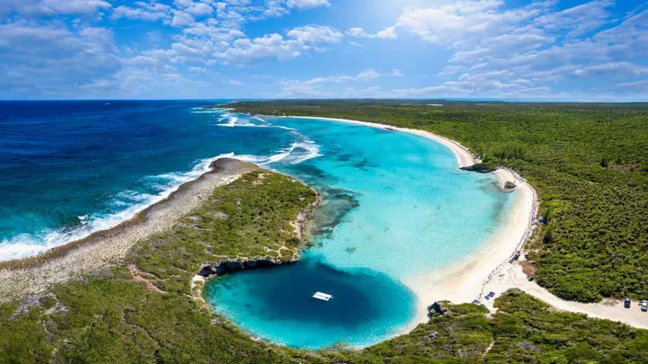 Vue aérienne panoramique sur le trou bleu de Dean au Bahamas Vue aérienne panoramique sur le trou bleu de Dean au Bahamas