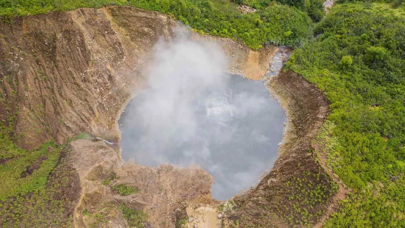 Vue aérienne du lac en ébullition dans le parc national des Trois Pitons à la Dominique