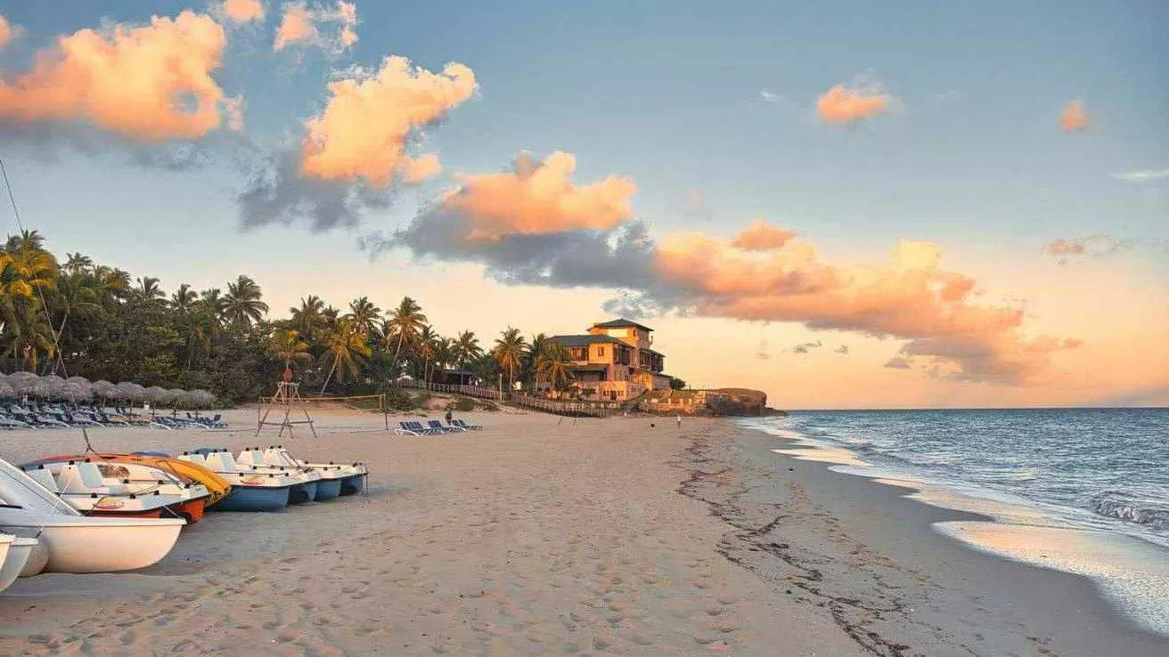 Playa al atardecer en Varadero, Cuba Playa al atardecer en Varadero, Cuba