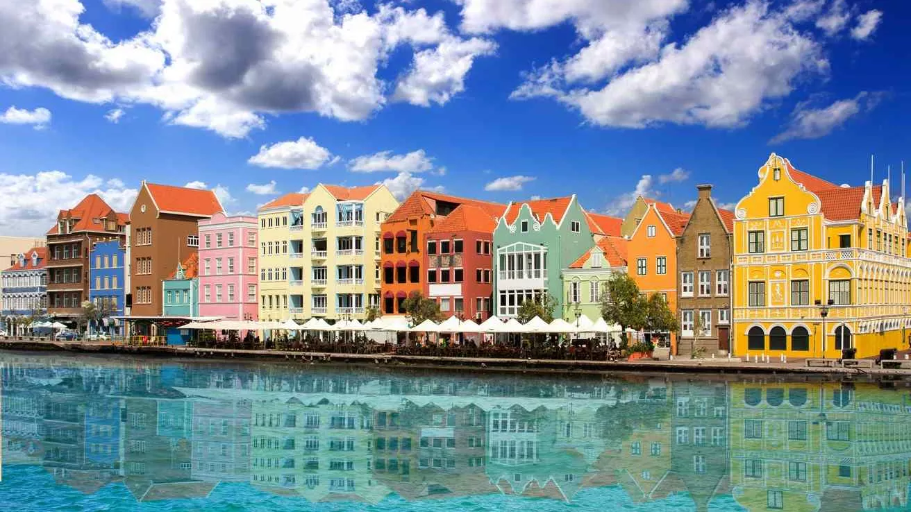 Beau ciel au-dessus du talus de Willemstad à Curacao