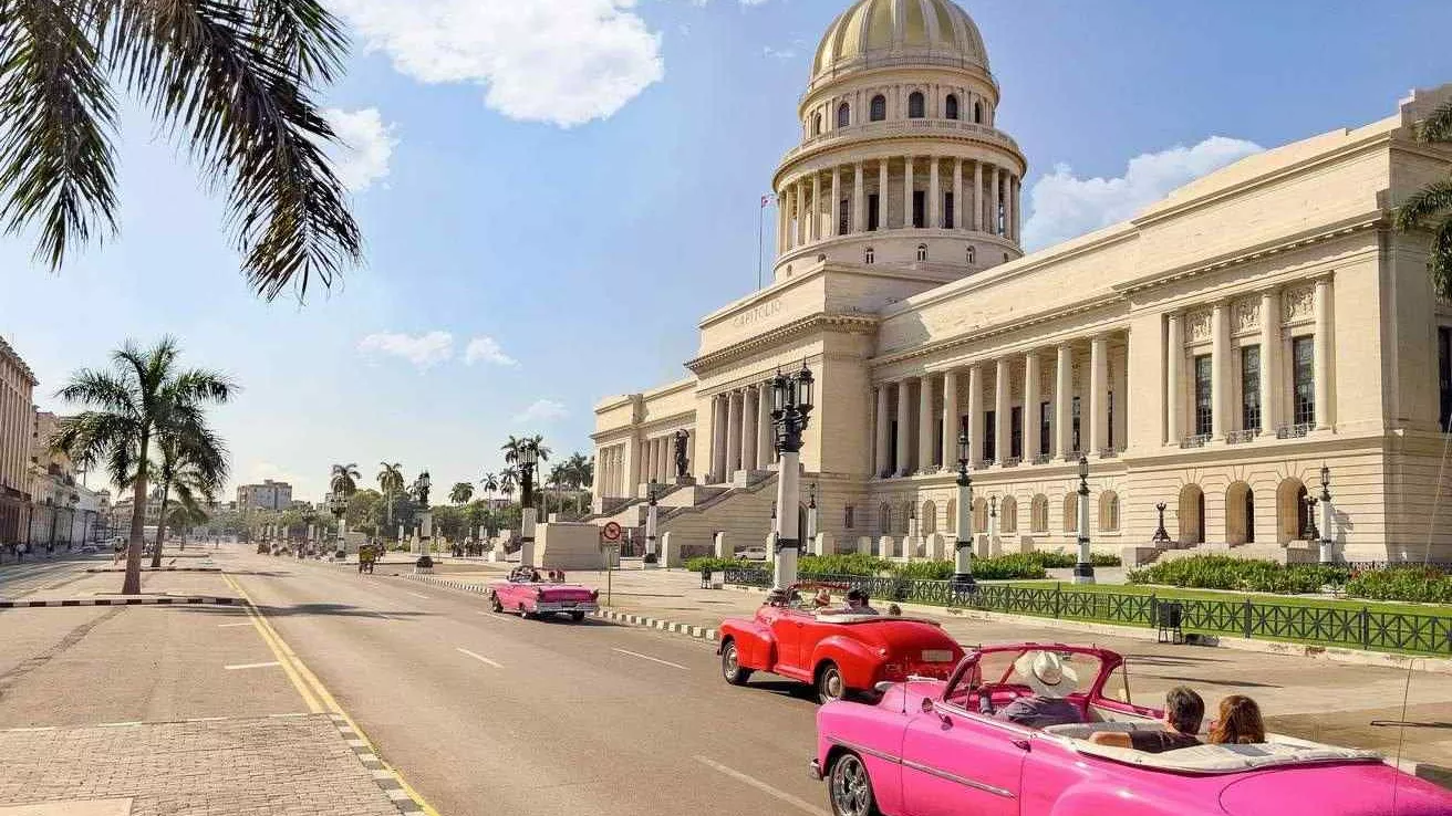 Calle de coches antiguos frente a El Capitolio en La Habana, Cuba Calle de coches antiguos frente a El Capitolio en La Habana, Cuba