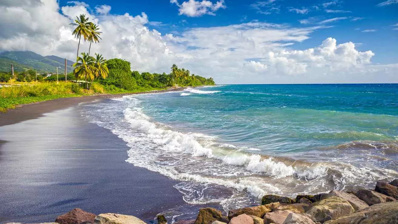 Plage de sable noir sur l&#039;île de Saint-Kitts