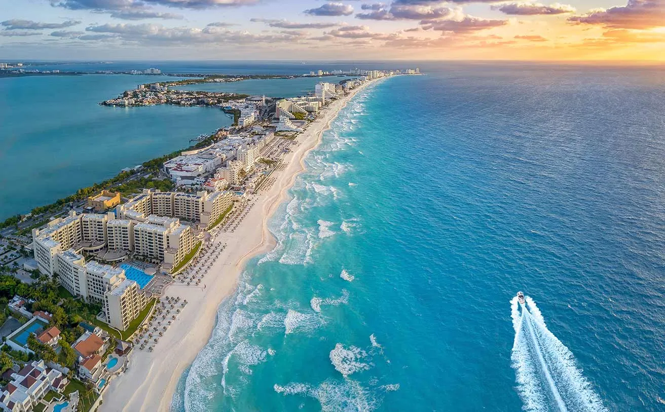 La côte de Cancun au soleil