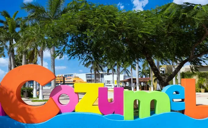 Mexique, Cozumel Letters sur la place centrale près de l&#039;océan Malecon et du terminal de ferry de Cancun