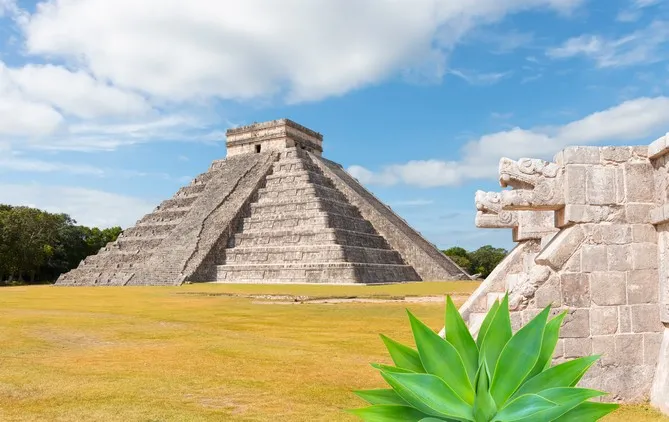 Ruines mayas antiques de Chichen Itza - La pyramide de Kukulcan dans la ville mexicaine de Chichen Itza - Yucatan, Mexique