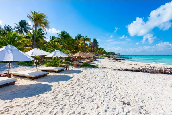 Plage de sable blanc à Cancun au Mexique