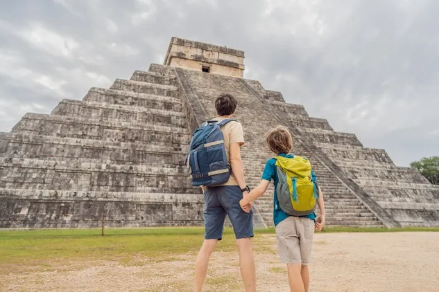 Père et son fils allant à Chichen Itza