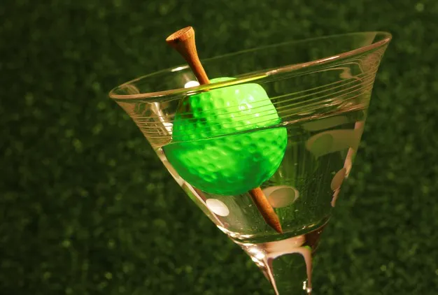 Balle de golf dans un verre