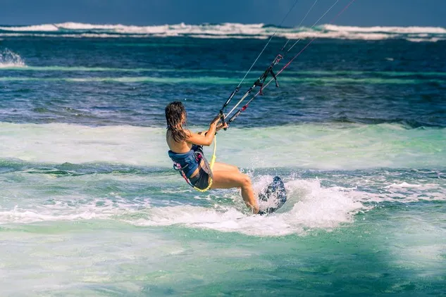 Femme faisant du kitesurf