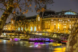 Musée d'Orsay à Paris la nuit