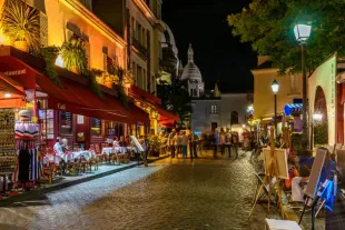 Restaurant typiqe de Montmartre de nuit