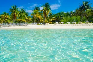 Plage de sable blanc à Isla Mujeres au Mexique