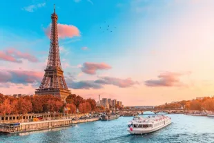 Vue de la Seine sur la Tour Eiffel à Paris sous le couché de Soleil