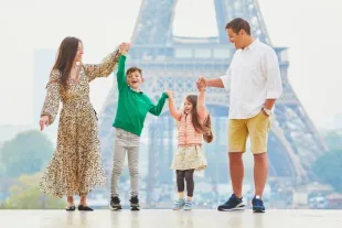 Famille profitant de leur voyage près de la tour Eiffel à Paris