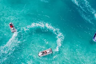 Vue aérienne d'un jet-ski en Martinique