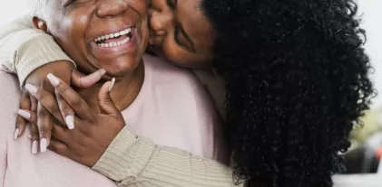 Photo grand-mère avec une fille