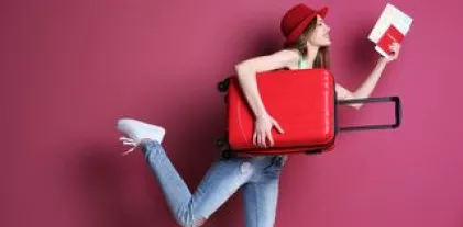 Femme avec une valise et des papiers de voyage